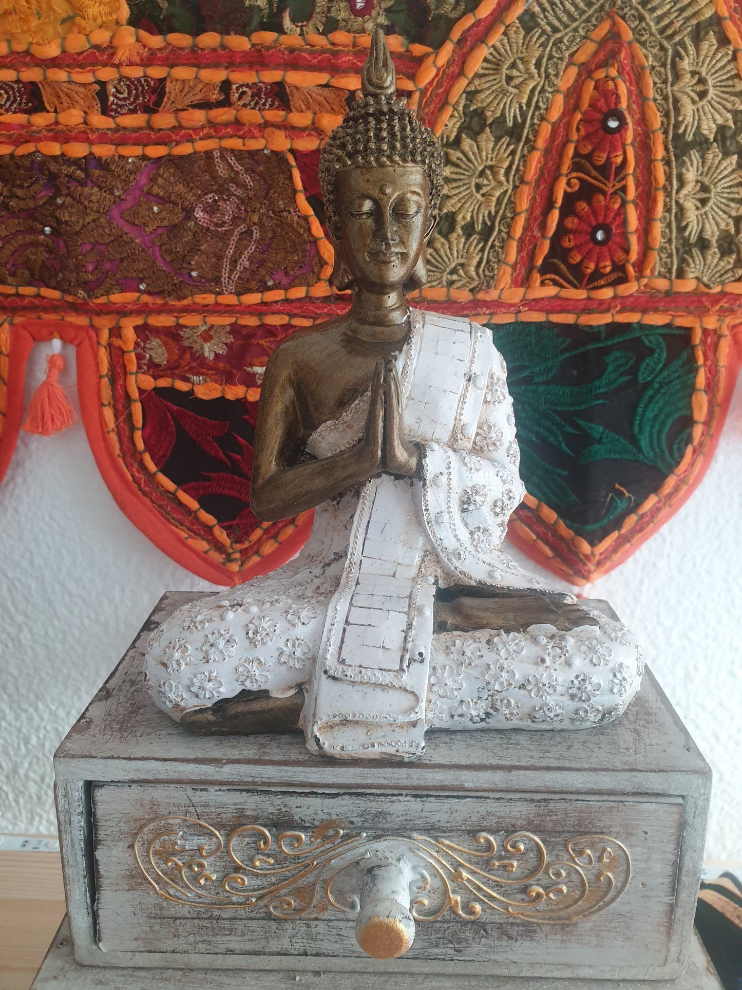 Budha da serenidade com gavetas em pirâmide