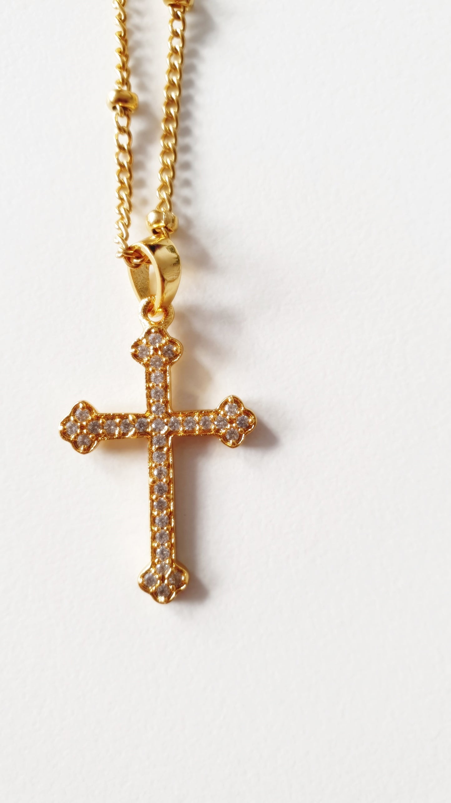 Colar dourado com cruz adornada com zircónias