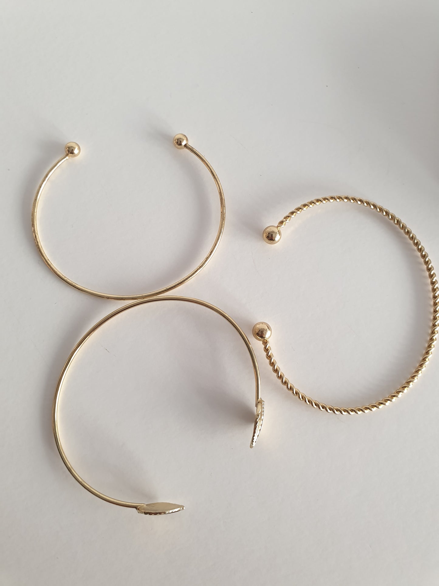 Conjunto 3 pulseiras douradas de metal